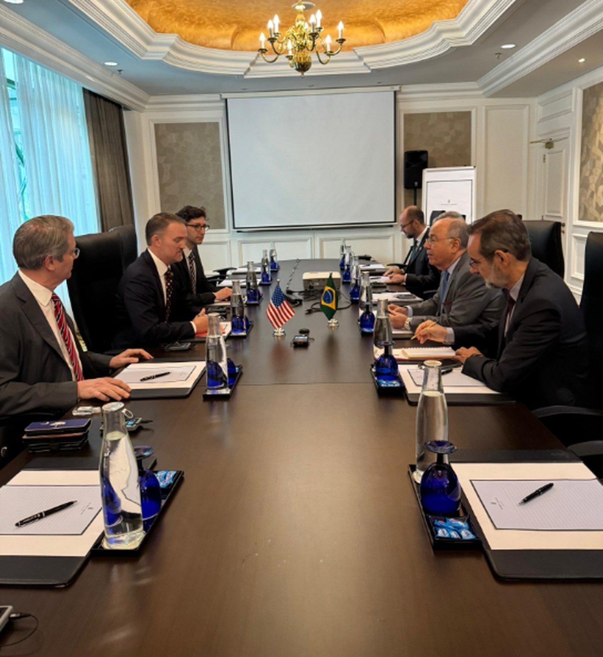 Um mergulho crítico nas negociações do tarifaço entre o Brasil e os Estados Unidos